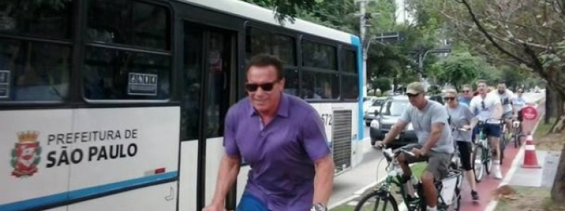 Schwarzenegger aproveita visita a SP para pedalar em ciclovia da zona sul